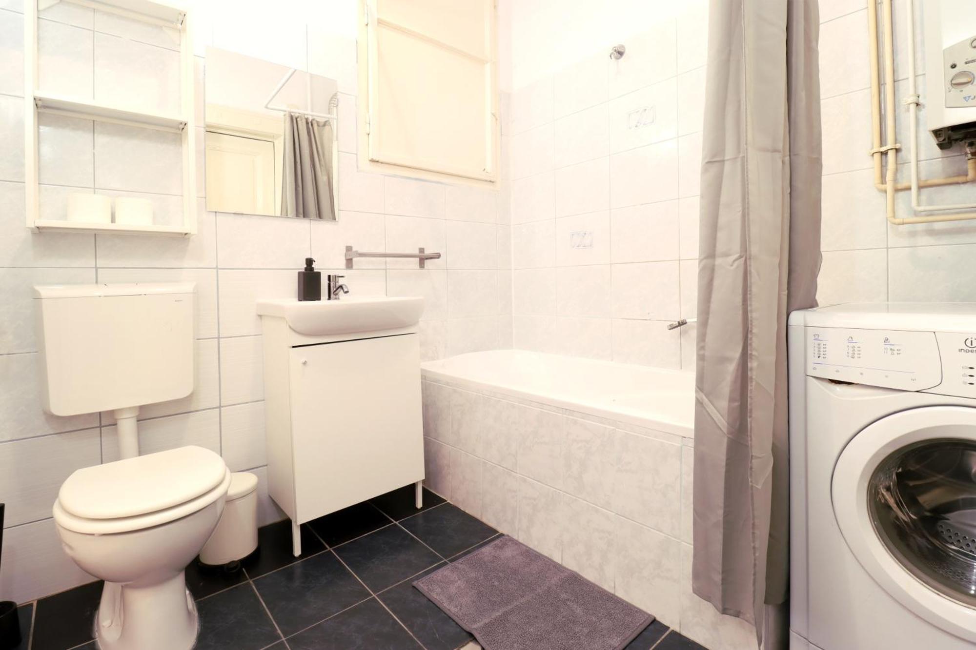 Joseph Boulevard Apartment - 3Bdr, 2Bath, 8Ppl 布达佩斯 外观 照片